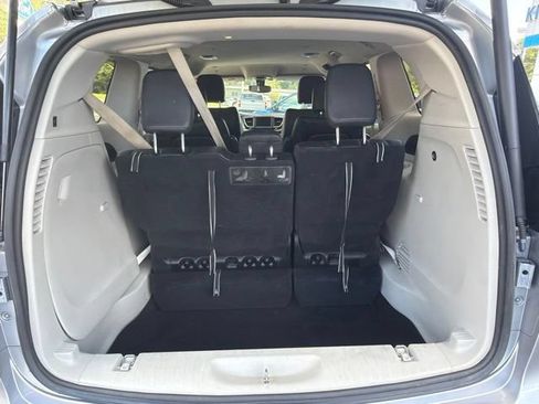 Used 2020 Chrysler Pacifica Touring-L FWD image 6