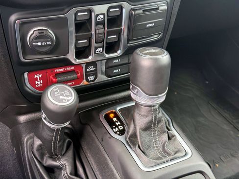Used 2025 Jeep Gladiator Rubicon AWD/4WD image 18