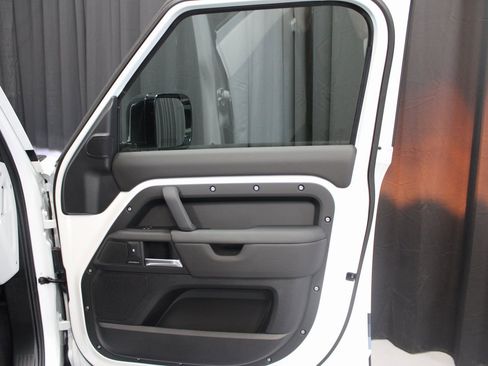 Used 2025 Land Rover Defender 110 S image 22