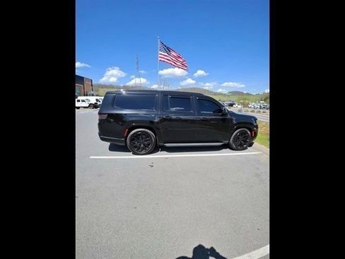 Used 2024 Jeep Wagoneer L Series II w/ Convenience Group I image 10