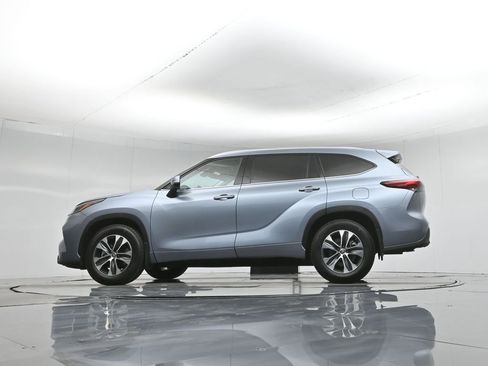 Used 2021 Toyota Highlander XLE FWD image 55