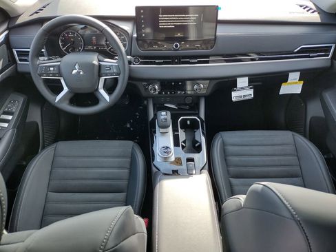 New 2026 Mitsubishi Outlander SE image 2