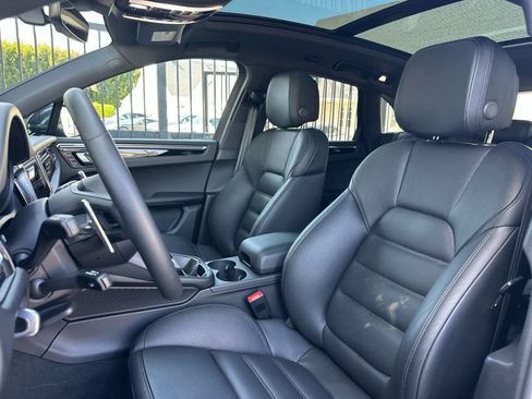 Used 2026 Porsche Macan AWD/4WD image 5
