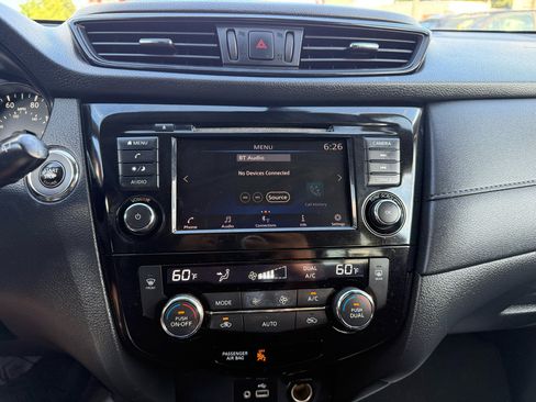 Used 2020 Nissan Rogue SV image 16