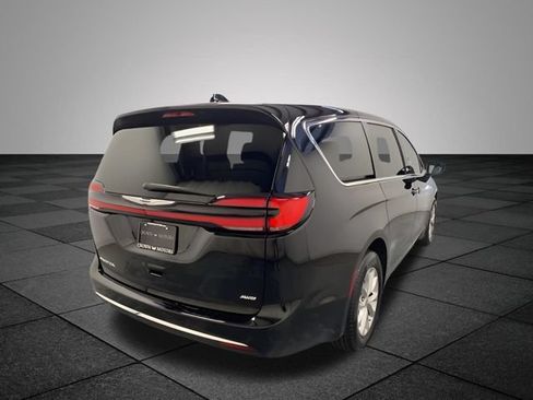 Used 2025 Chrysler Pacifica Select AWD/4WD image 7