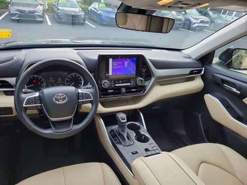 Used 2023 Toyota Highlander XLE FWD image 24