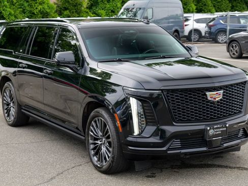 Used 2025 Cadillac Escalade ESV Sport Platinum AWD/4WD image 9
