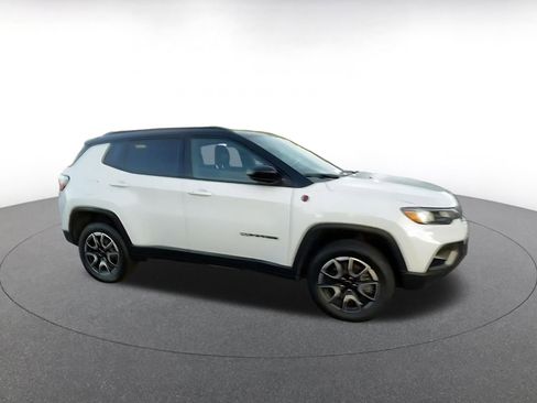 Used 2025 Jeep Compass Trailhawk image 2