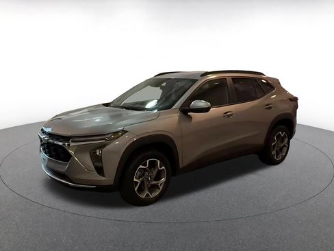 Used 2025 Chevrolet Trax LT FWD image 8