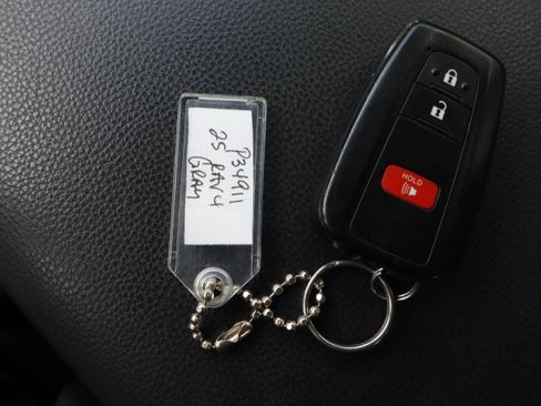 Used 2025 Toyota RAV4 XLE FWD image 27