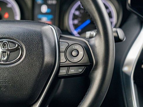 Used 2021 Toyota Venza LE image 19