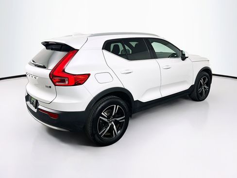 Used 2025 Volvo XC40 B5 Core image 9
