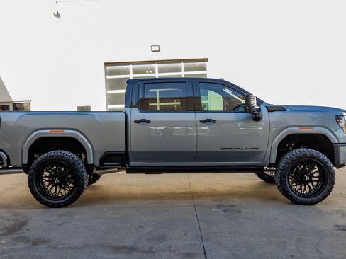 Used 2025 GMC Sierra 2500 Denali Ultimate image 11