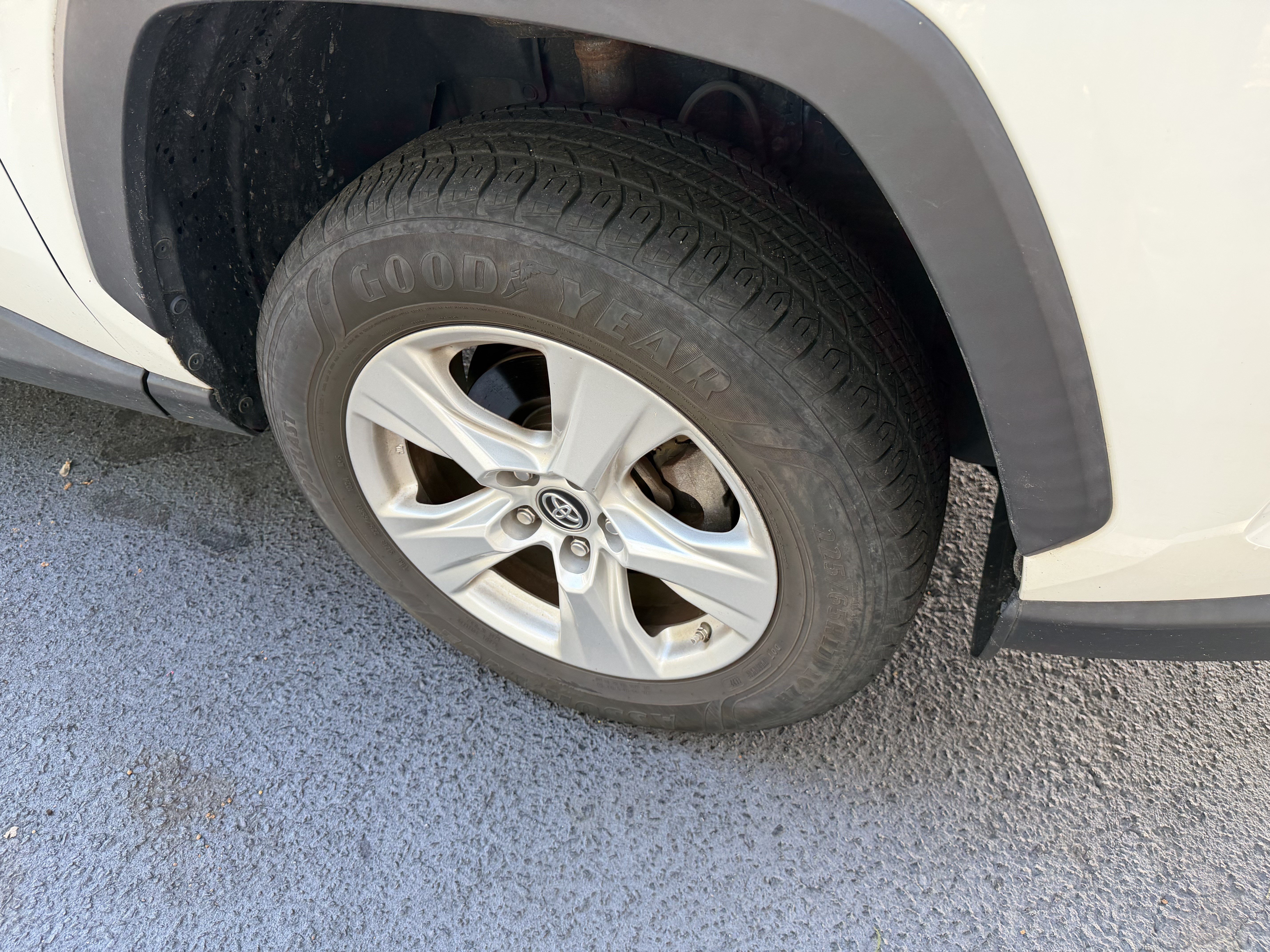 Used 2019 Toyota RAV4 LE AWD/4WD image 11