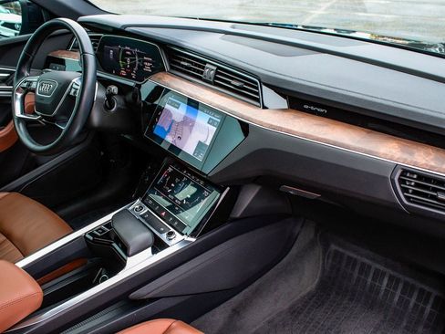Used 2022 Audi e-tron Premium w/ Convenience Plus Package image 43
