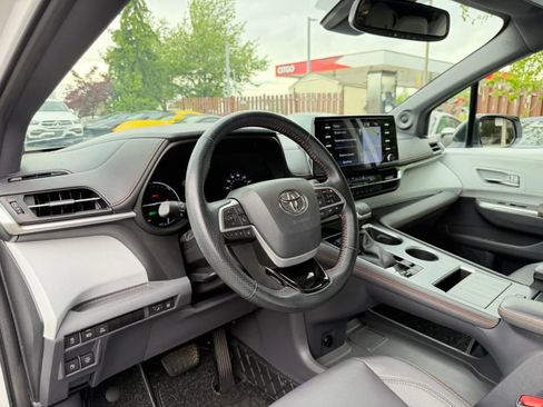 Used 2021 Toyota Sienna XSE w/ XSE Plus Package FWD image 13