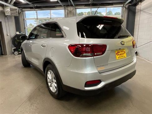 Used 2020 Kia Sorento LX image 3