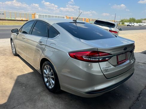 Used 2017 Ford Fusion SE w/ Fusion SE Technology Package image 9