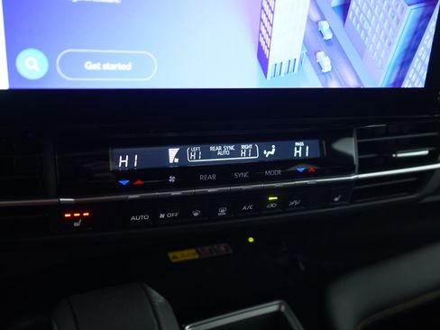 Used 2025 Toyota Sienna XLE Woodland Edition image 24