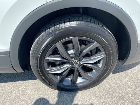 Used 2024 Volkswagen Tiguan SE w/ Panoramic Sunroof Package FWD image 8