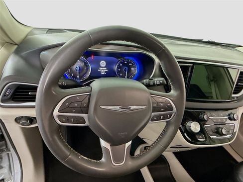 Used 2024 Chrysler Pacifica Touring-L FWD image 5