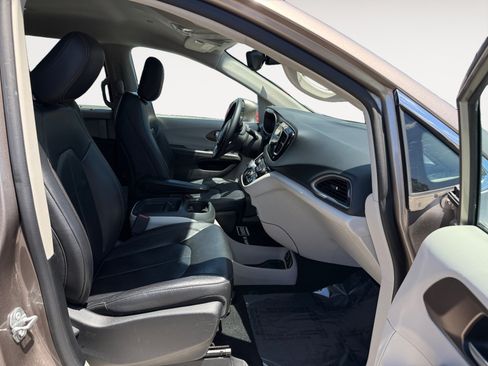 Used 2017 Chrysler Pacifica Touring-L FWD image 19