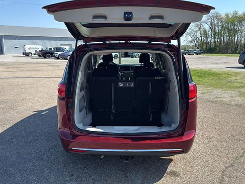 Used 2018 Chrysler Pacifica Touring Plus FWD image 40