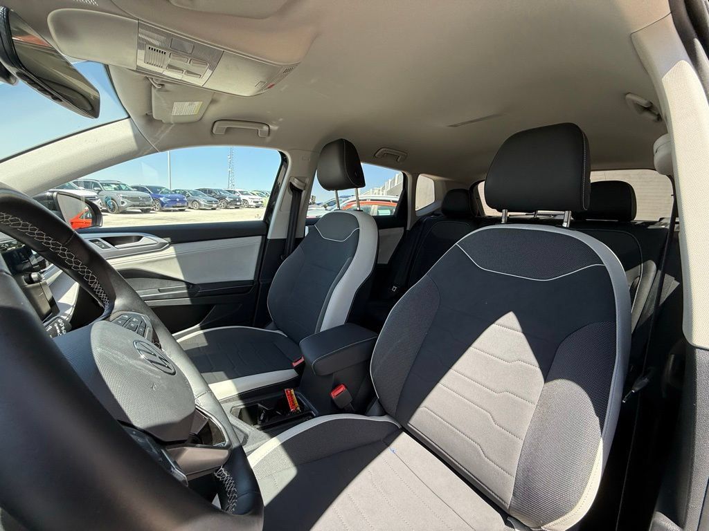 Certified 2025 Volkswagen Taos SE FWD image 13