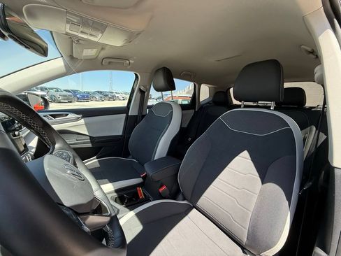 Certified 2025 Volkswagen Taos SE FWD image 13