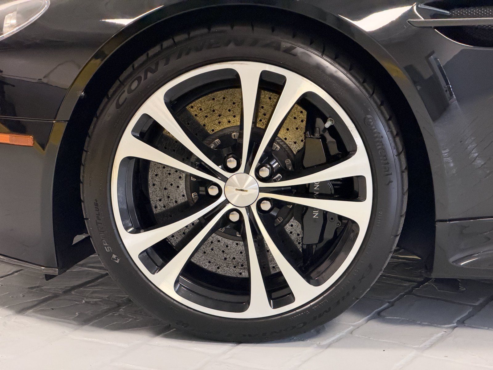 Used 2011 Aston Martin V12 Vantage Carbon Black RWD image 4