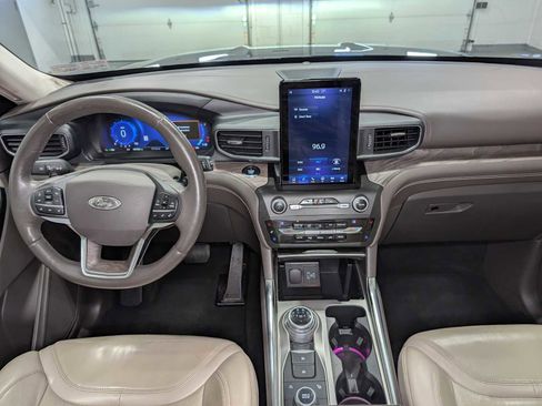 Used 2020 Ford Explorer Platinum w/ Premium Technology Package image 18