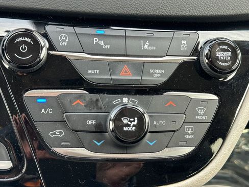 Certified 2023 Chrysler Pacifica Touring-L image 29