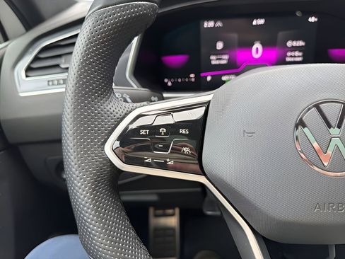 Used 2022 Volkswagen Tiguan SE R-Line image 16