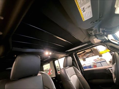 Used 2025 Jeep Wrangler Sahara image 22