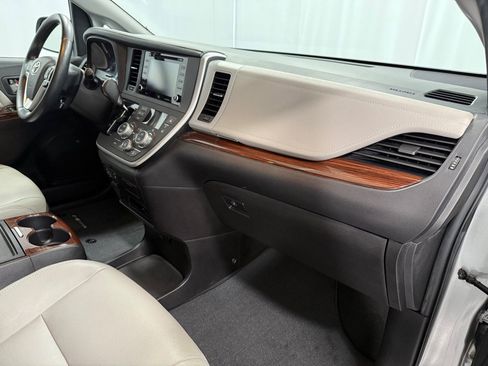 Used 2020 Toyota Sienna Limited Premium image 17