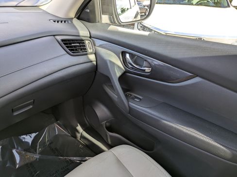 Used 2017 Nissan Rogue S image 17