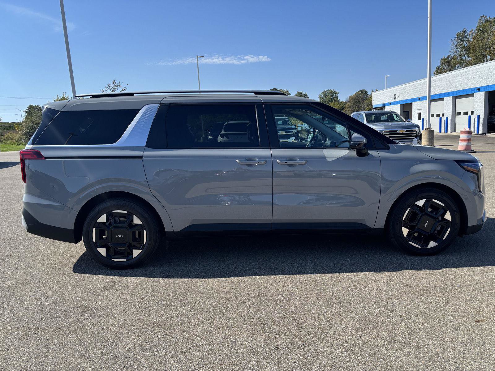 Used 2026 Kia Carnival EX FWD image 8