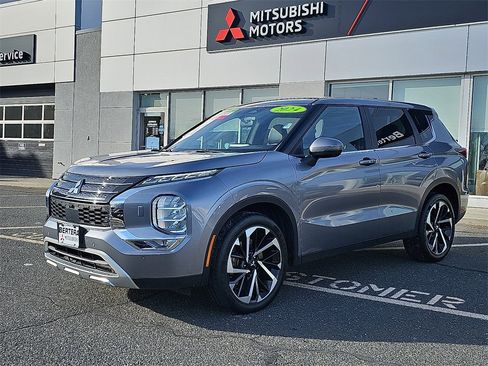 Used 2024 Mitsubishi Outlander SE image 3