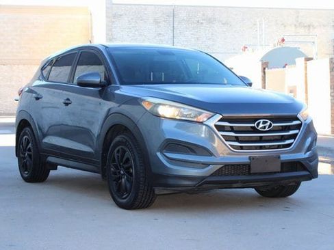 Used 2017 Hyundai Tucson SE image 2
