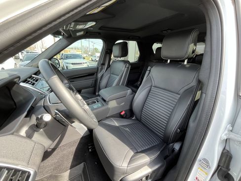 Used 2025 Land Rover Discovery S image 16