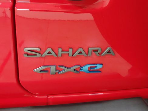 Used 2025 Jeep Wrangler Sahara w/ Safety Group AWD/4WD image 33