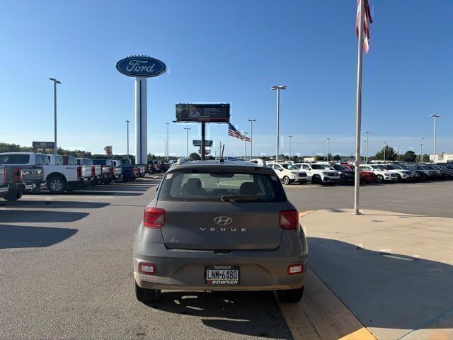 Used 2023 Hyundai Venue SEL w/ Cargo Package FWD image 4