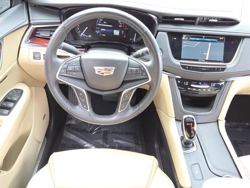 Used 2018 Cadillac XT5 Luxury w/ Driver Awareness Package image 12