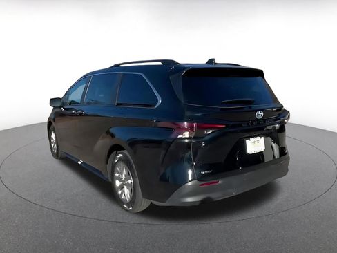 Used 2025 Toyota Sienna XLE image 11