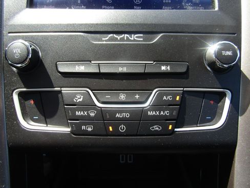 Used 2020 Ford Fusion SE FWD image 17
