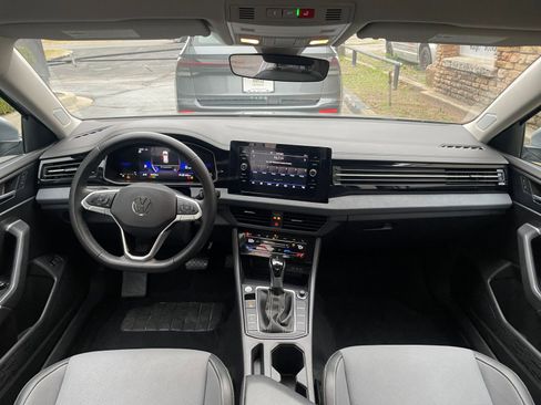 Used 2025 Volkswagen Jetta SE image 32