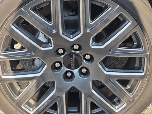 New 2026 GMC Yukon Denali Ultimate w/ LPO, Floor Liner Package AWD/4WD image 13