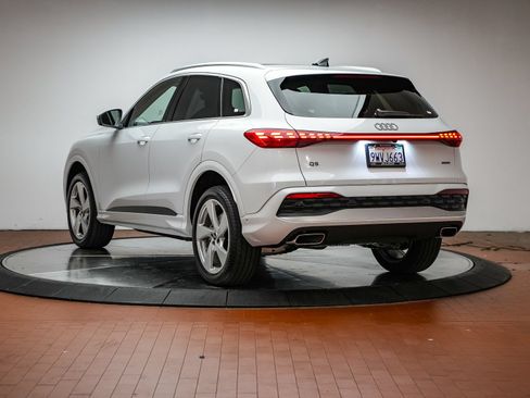 Used 2025 Audi Q5 Premium Plus w/ Premium Plus AWD/4WD image 2