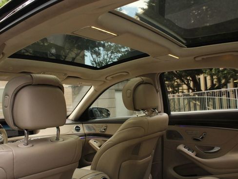 Used 2019 Mercedes-Benz S 560 4MATIC Sedan w/ Premium Package image 17