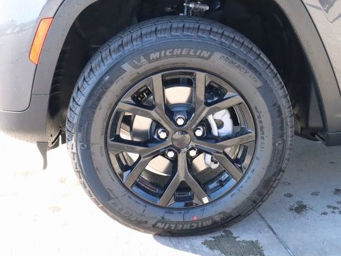 New 2025 Jeep Grand Cherokee Altitude image 18